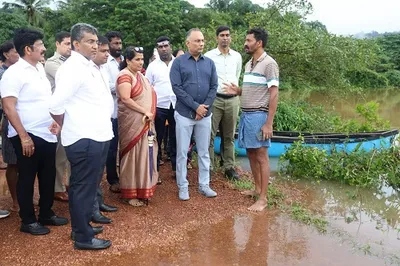 ನೆರೆ ಹಾವಳಿ ಪ್ರದೇಶಗಳಿಗೆ ಸಚಿವ ದಿನೇಶ್ ಗುಂಡೂರಾವ್ ಭೇಟಿ  ಪರಿಶೀಲನೆ  ಶಾಶ್ವತ ಪರಿಹಾರಕ್ಕೆ ಗ್ರಾಮಸ್ಥರ ಆಗ್ರಹ